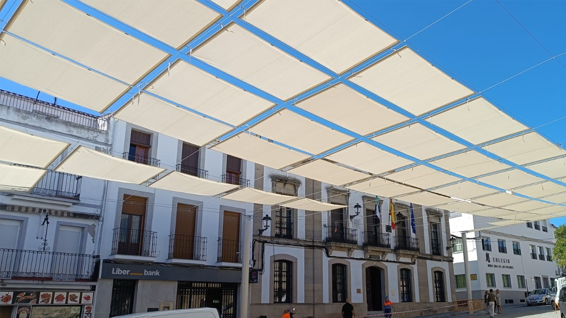 Proyectode arquitectura textil. Fabricación y colocación de entoldado en vía pública en Arroyo de la Luz, Cáceres